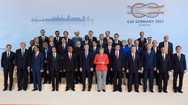 Familienfoto für die Galerie! Im Ergebnis geht der Hamburger G 20-Gipfel als ein Treffen in einem Umfeld des Chaos ein. Politisch war der G 20-Gipfel ein totaler Fehlschlag, wenn man einmal vom persönlichen Gespräch zwischen Donald Trump und Wladimir Putin absieht. Ein Gipfel mit bürgerkriegsähnlichen Auseinandersetzungen wurde zur Blamage für Deutschland. Bundeskanzlerin Angela Merkel und Hamburgs Erster Bürgermeister Olaf Scholz zeigten alles – bloß keine Führungsstärke.