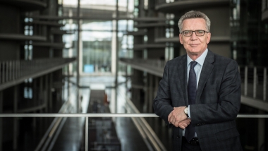 Bundesinnenminister Thomas de Maizière bekennt sich in einem Thesenpapier zu einer deutschen Leitkultur als Richtschnur für das Zusammenleben von Menschen aus unterschiedlichen Kulturkreisen.